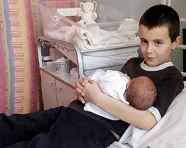 英国13岁男孩近况,英国男孩13岁就当爹现状