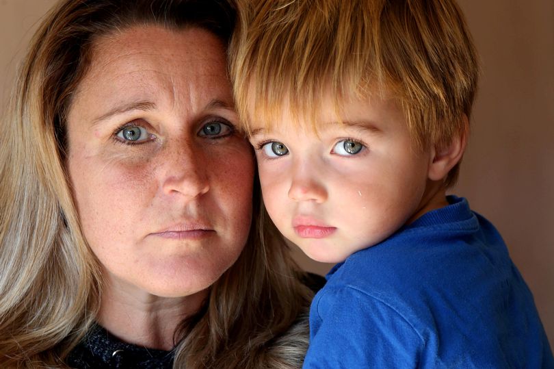 谁扔的？英国3岁男孩在公园捡到一个针头，结果悲剧了