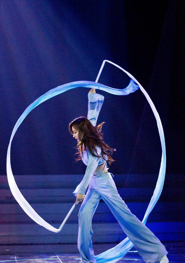 吴昕金属光泽吊带裙时髦,吴昕黑色衬衫高腰短发