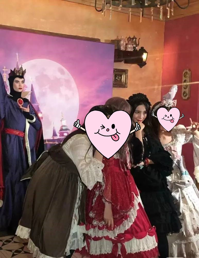 Baby独自带儿子过万圣节，小海绵五官神似黄晓明，母子玩游戏气氛温馨