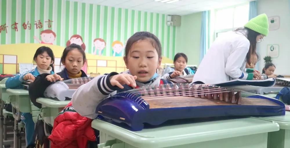 小学有特点的社团活动课,胶州市第六实验小学运动会