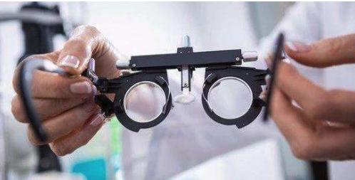 开眼镜店一个月正常赚多少钱,90后的小伙月入百万的赚钱模式