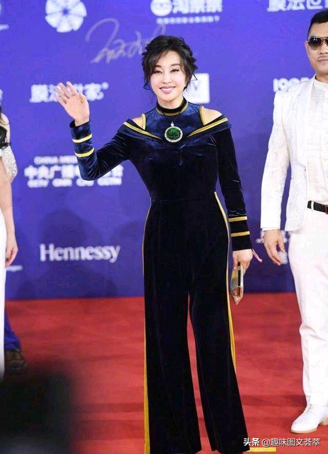 64岁刘晓庆花样多，剪短发梳成背头霸气十足，配西装霸气十足