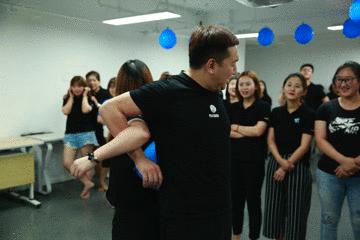 只有越来越强大才能越相信童话,只有越来越强大才能越战越勇