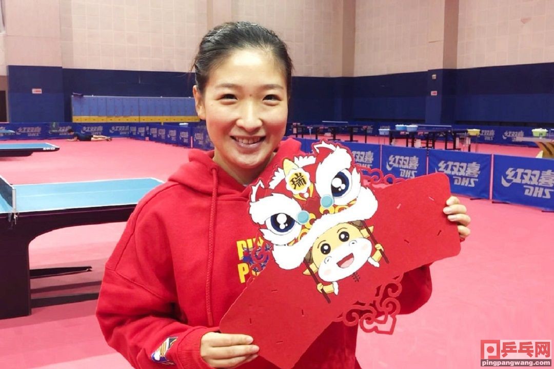 国乒除夕吃饺子拜大年，王楚钦戴戒指有热恋女友啦？特写的照片