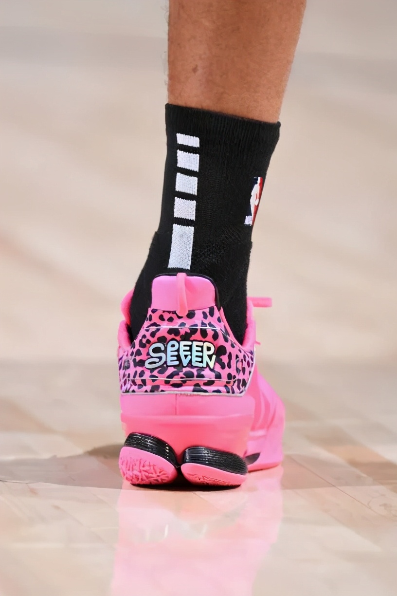 nba球员上脚球鞋闪击8,nba球星上脚闪击6圣诞节