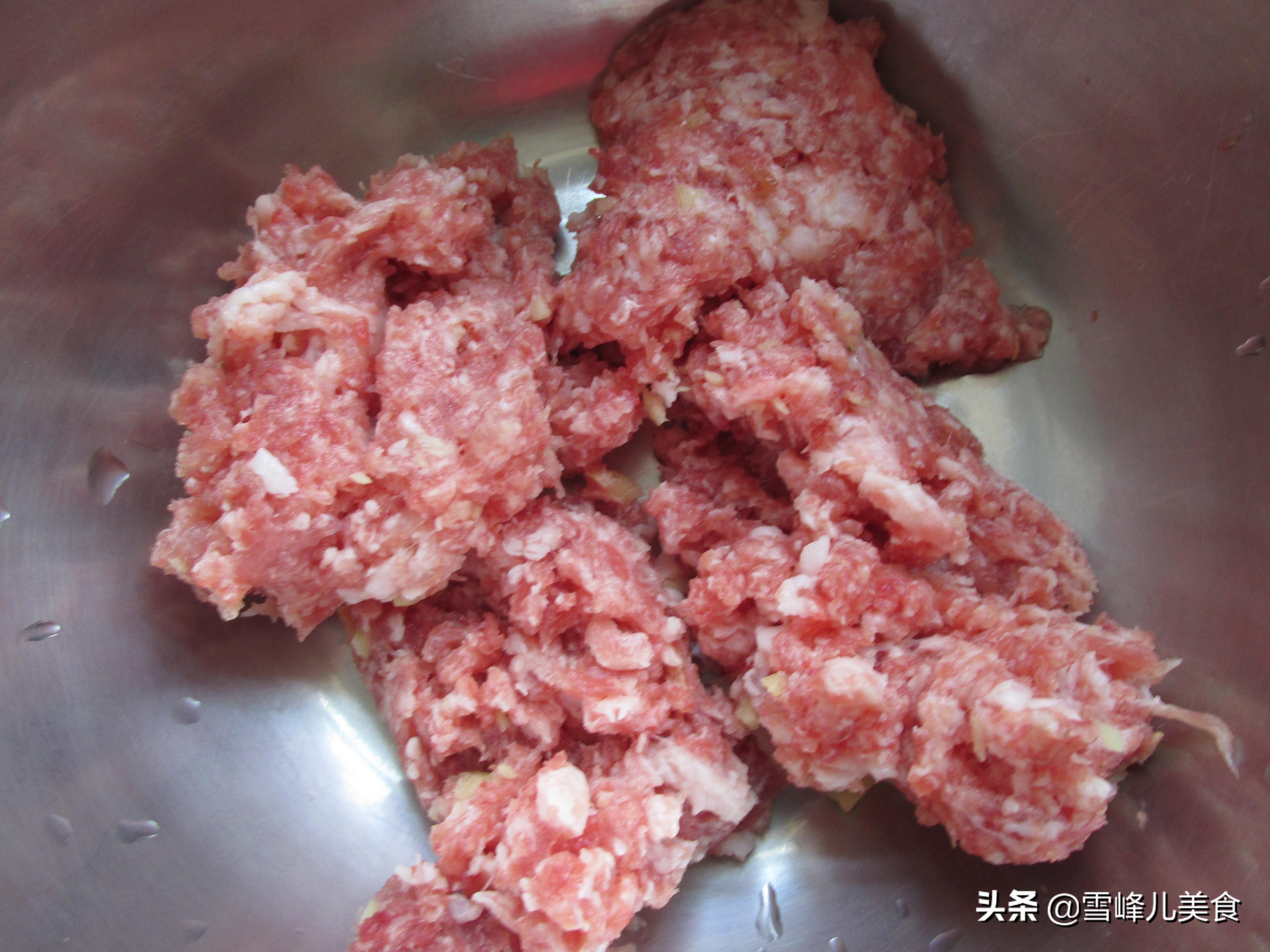 拌饺子馅先加水还是先放油,拌饺子馅先放菜先放油