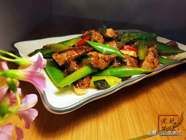 太经典的一道家常菜，每年芦笋一上市，餐桌必有它