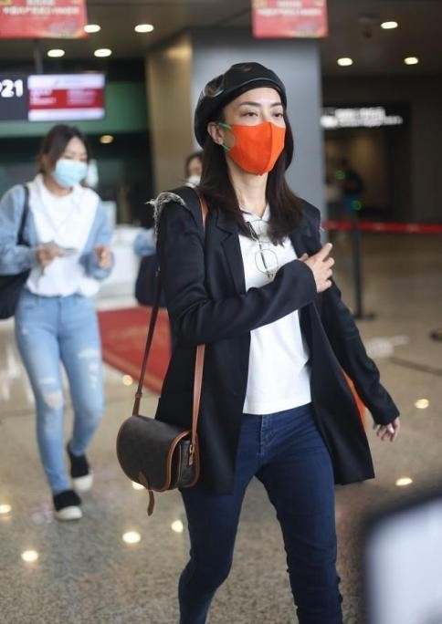 霍汶希穿绿色西装外套,霍汶希机场西装穿搭