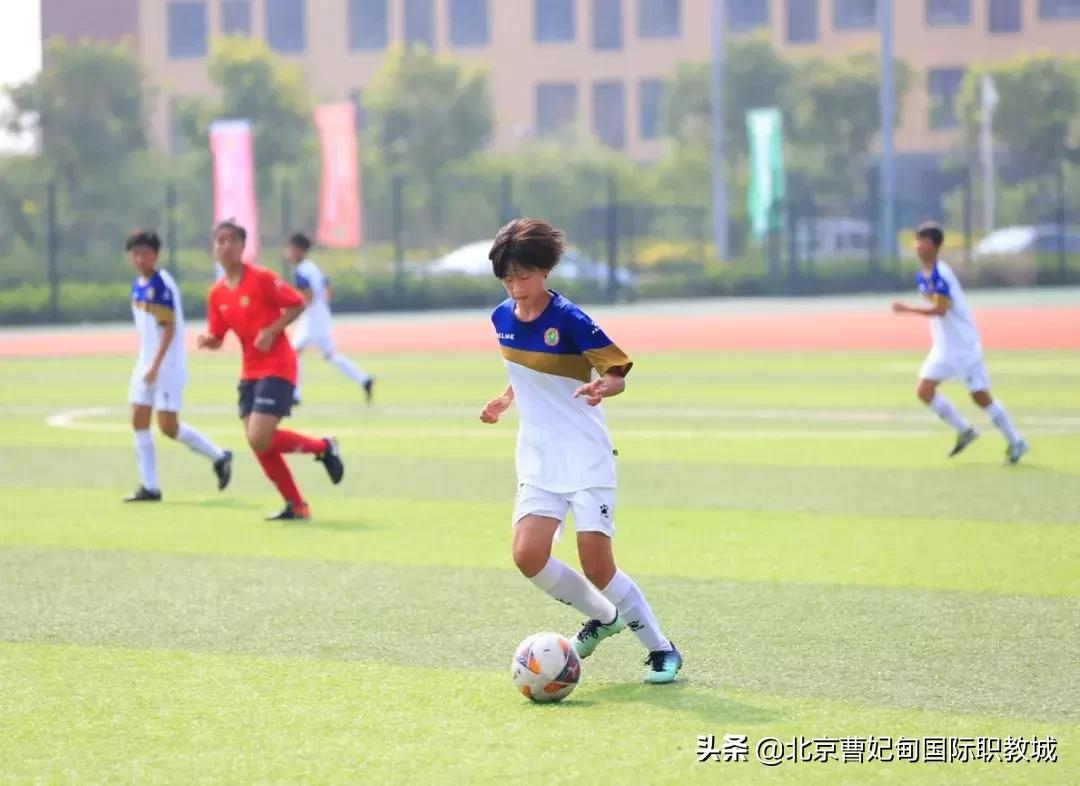 酷暑炎夏也挡不住球友打球的决心,足球绿茵场上的豪情与梦想