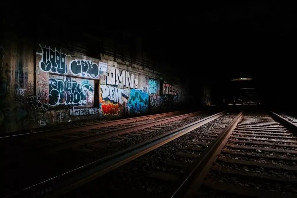 在寂寞的街头信手涂鸦|发呆一刻钟