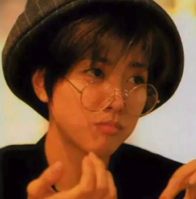 他是世纪末美少年，她帅到掰弯无数小姐姐，相恋10年不婚