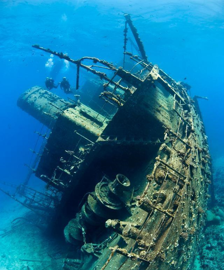 科学家发现深海巨型船,海下探险时发现巨型沉船
