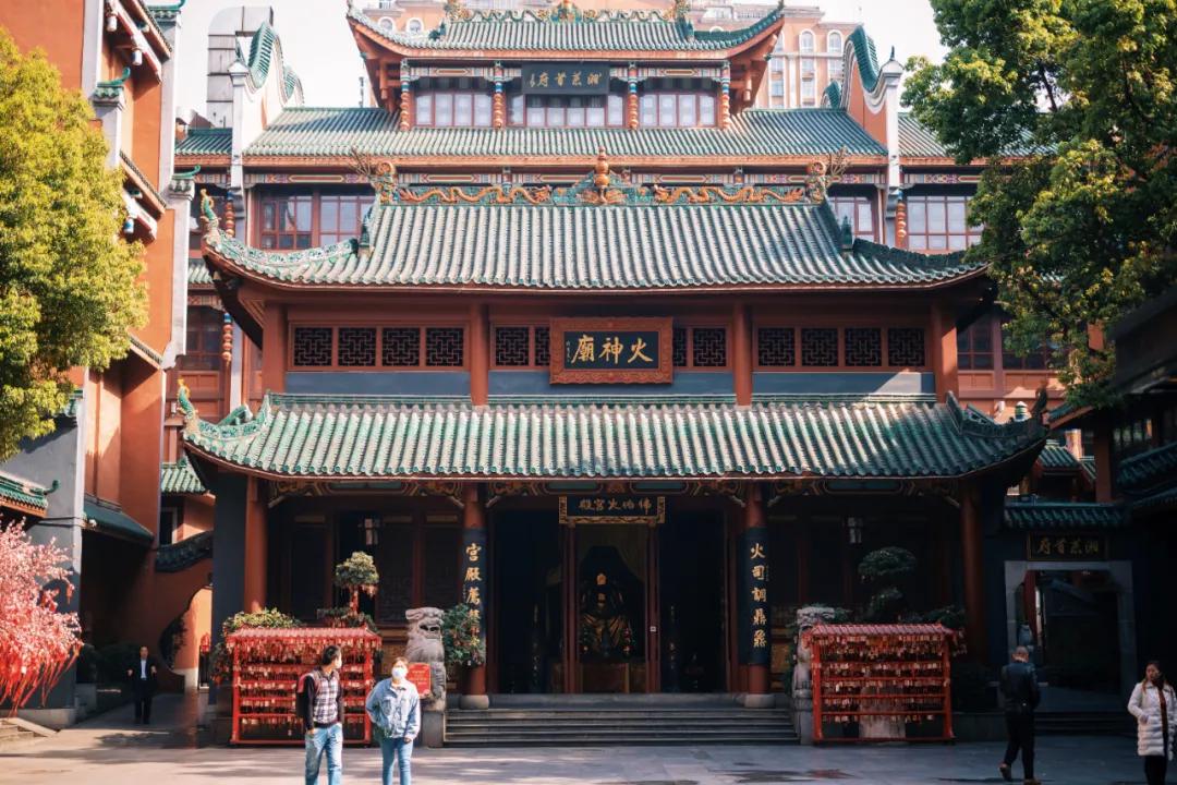 把繁华踩在脚下，将吃喝囊括周边。去长沙要住地标里