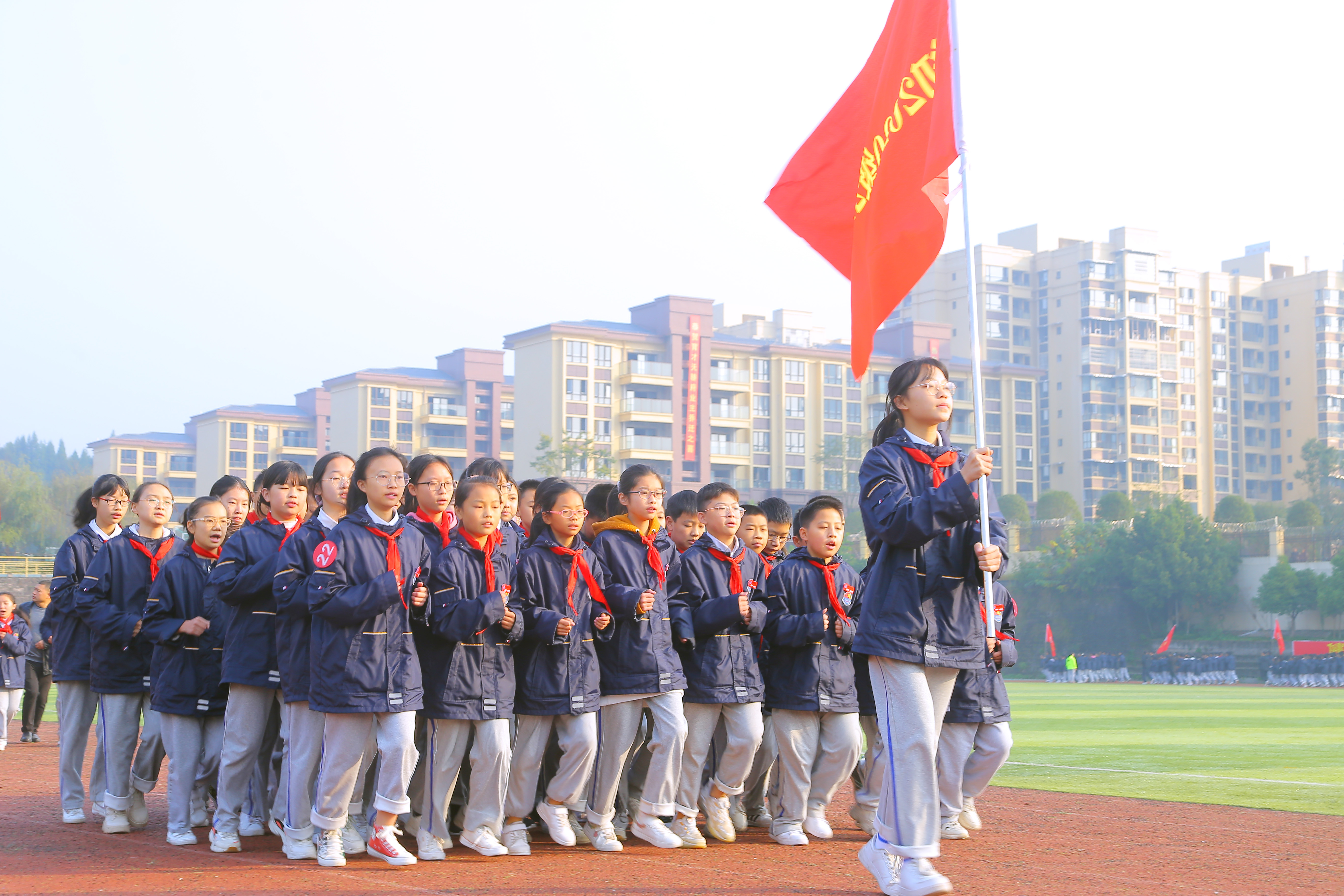 这位一丝不苟的妈妈，选择这所“状元学校”的理由，非常棒