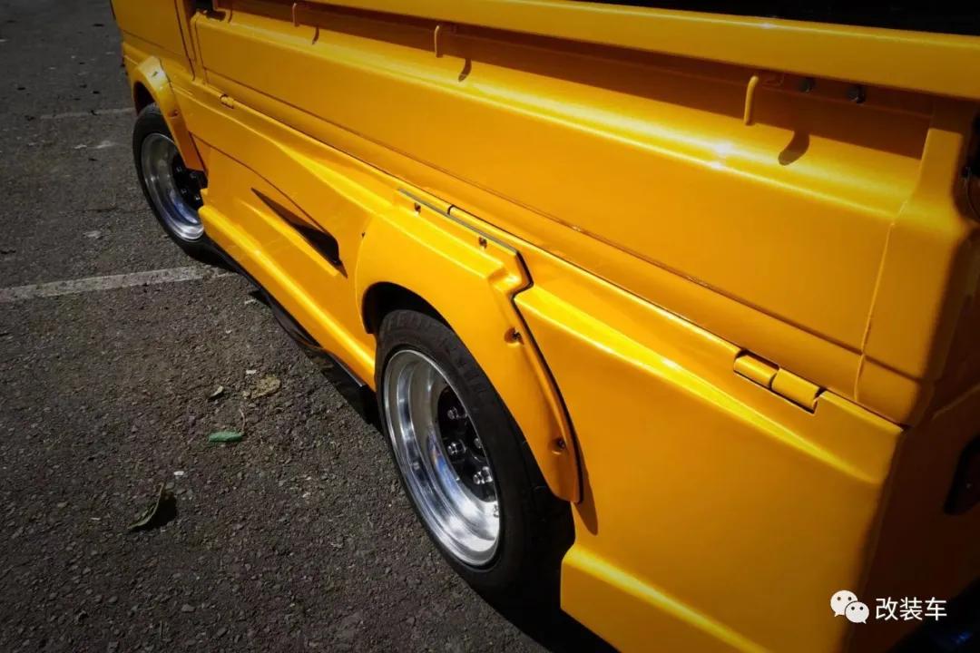 中置四驱五速手动的双门超跑，今晚我在秋名山等你