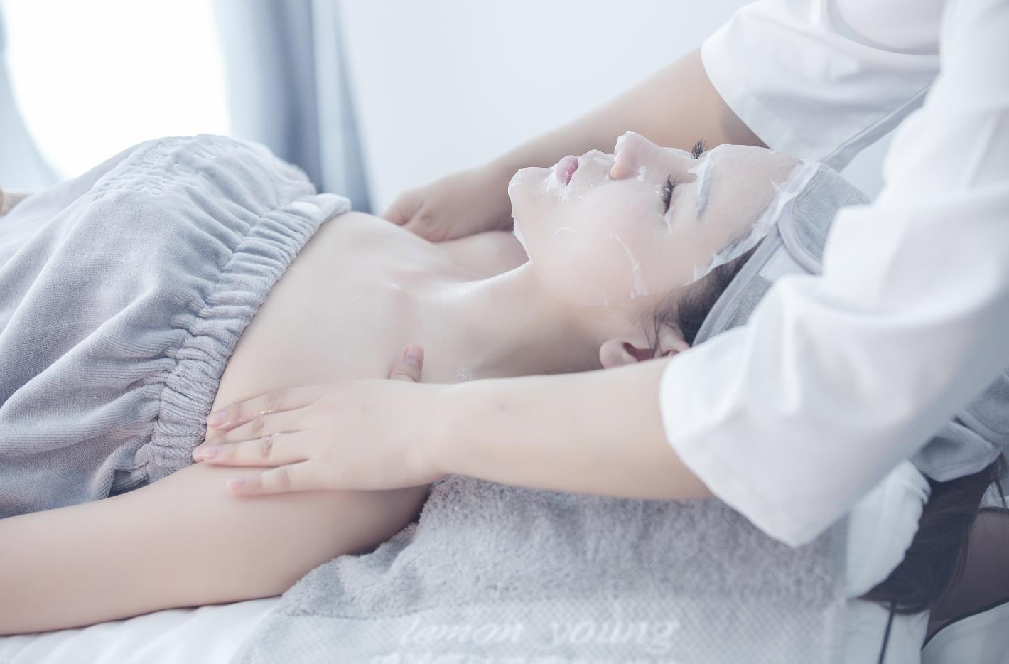 护理皮肤文案短句干净治愈,小气泡皮肤管理发朋友圈文案