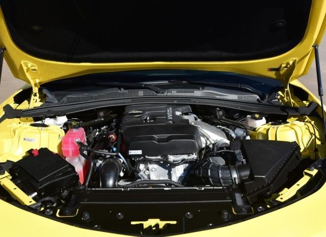 科迈罗2015款3.6lrs限量版和野马,野马2.3t对比科迈罗2.0t加速视频