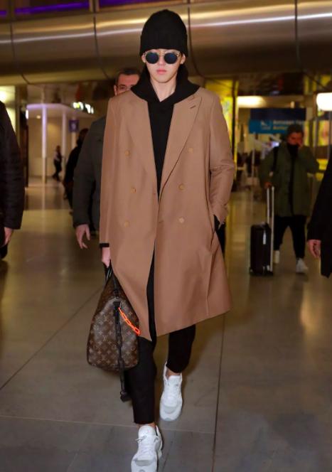 驼色大衣配黑色微喇裤,驼色大衣搭配黑色工装裤