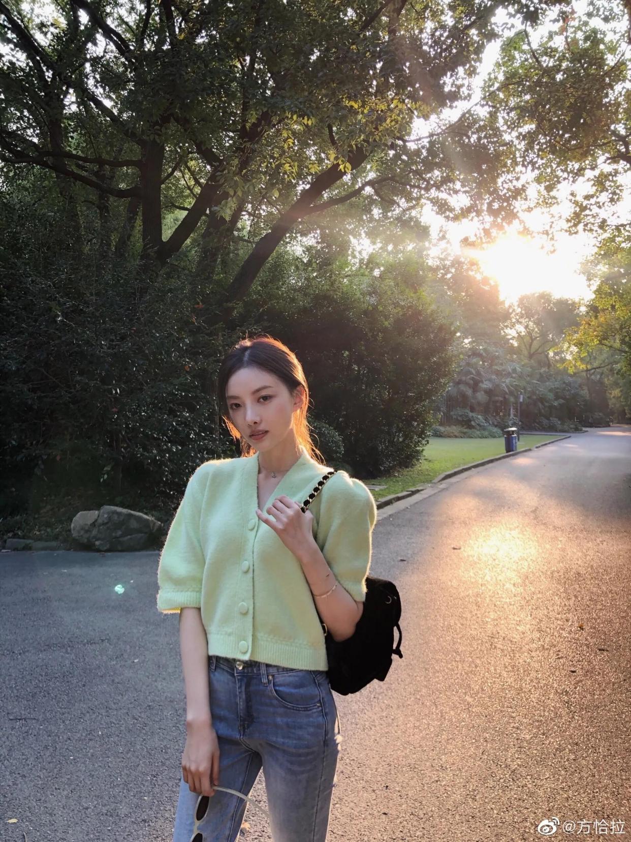 赏心悦目的针织上衣，像穿T恤一样简单却更轻松明快，敲有FLU