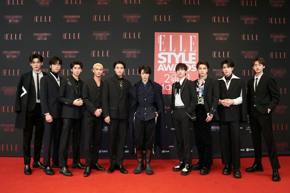 李现蔡徐坤颁奖照片合照,李现蔡徐坤红毯