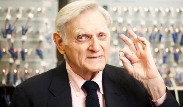 54岁失业，97岁获诺贝尔奖，保持终身学习的人到底有多牛逼