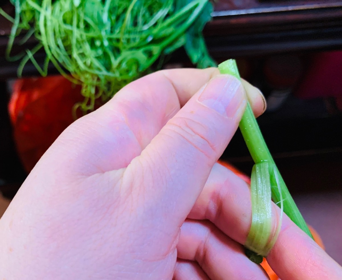 谷雨前，遇见这“瓜苗”多买点，5块钱买一大捆，爽口又下饭