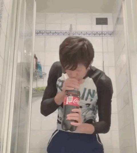 张国伟喝可乐,张国伟膝盖疼怎么办