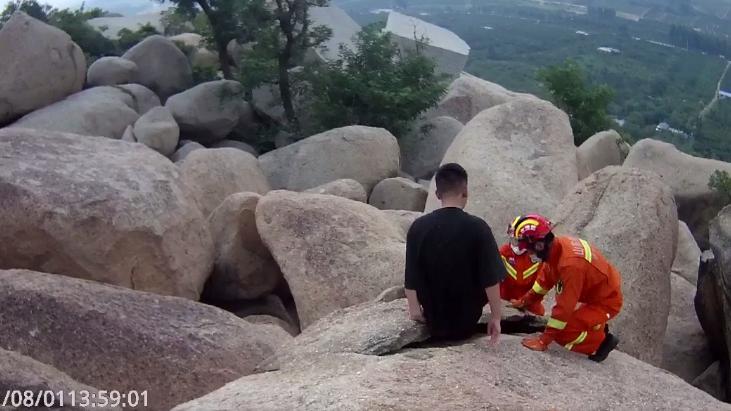 男子登山摔伤昏迷消防员爬山营救,男子中暑晕倒在大山里消防员营救