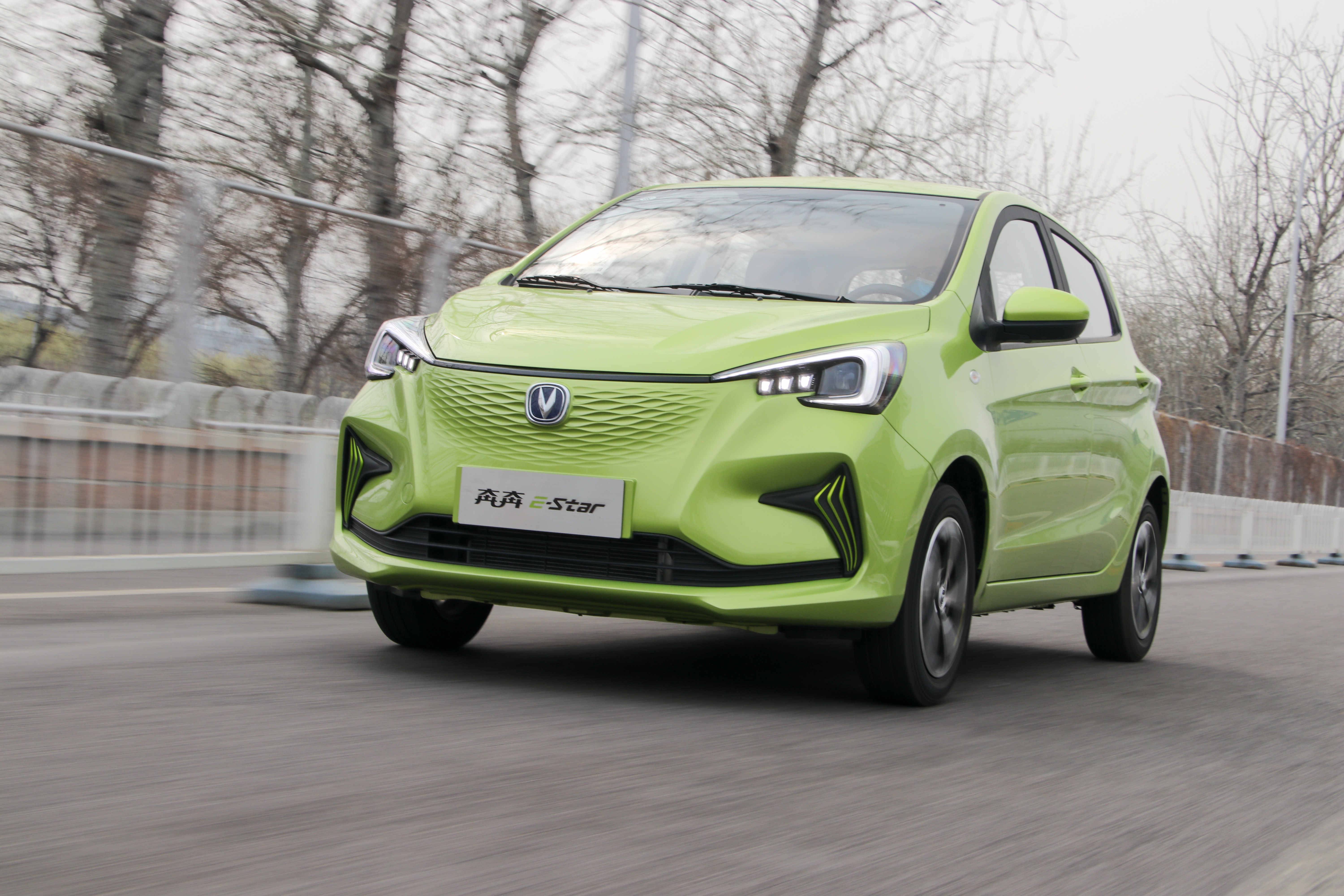 后备箱只放一只鞋,后备箱球鞋