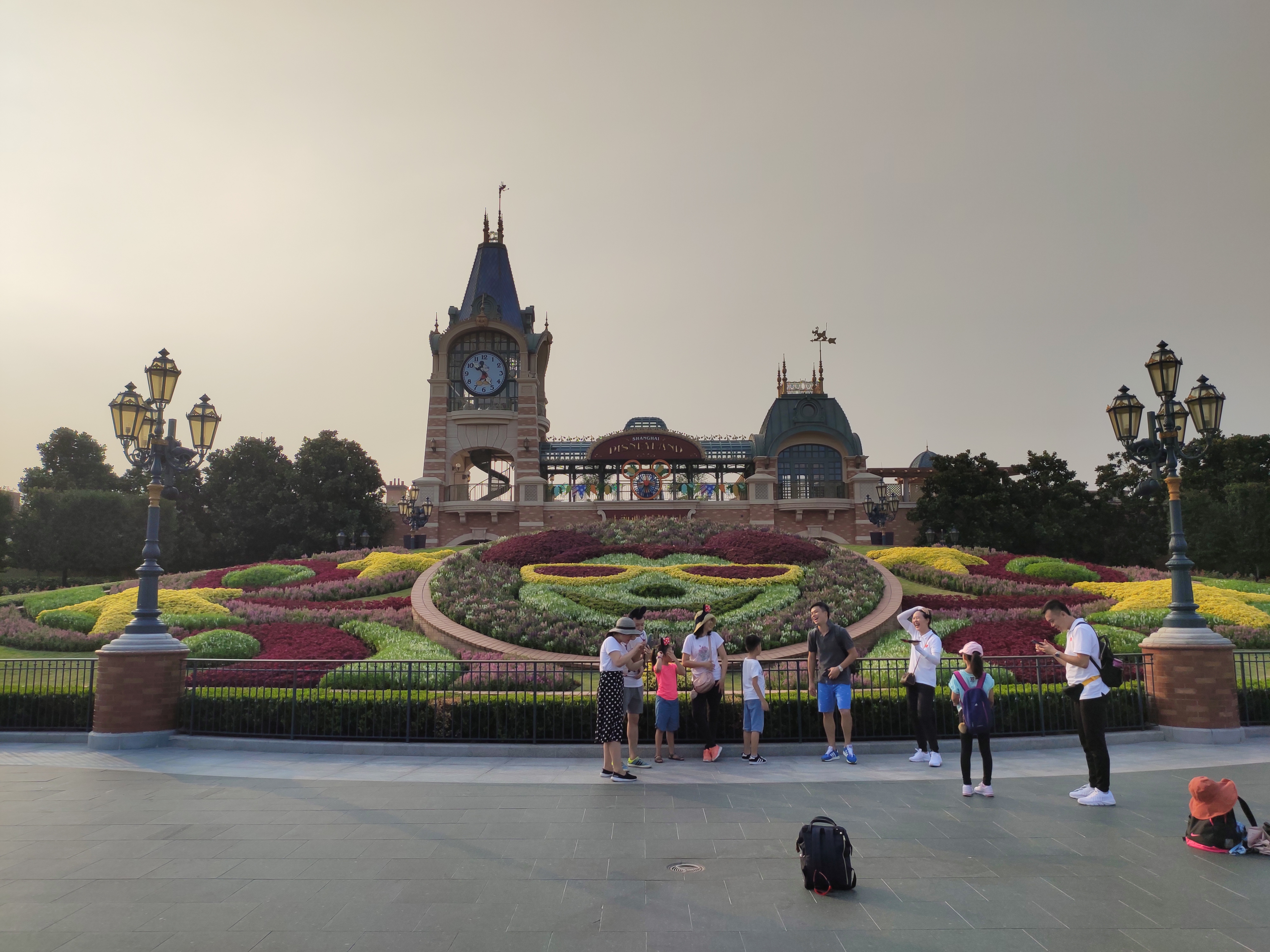 上海迪士尼一大一小旅游攻略,上海迪士尼吃住攻略讲解