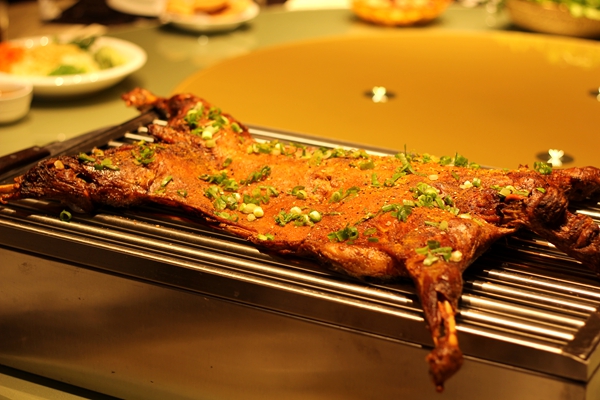 口味确实不错舌尖上的烤全羊,舌尖上的乡村草原特制烤全羊