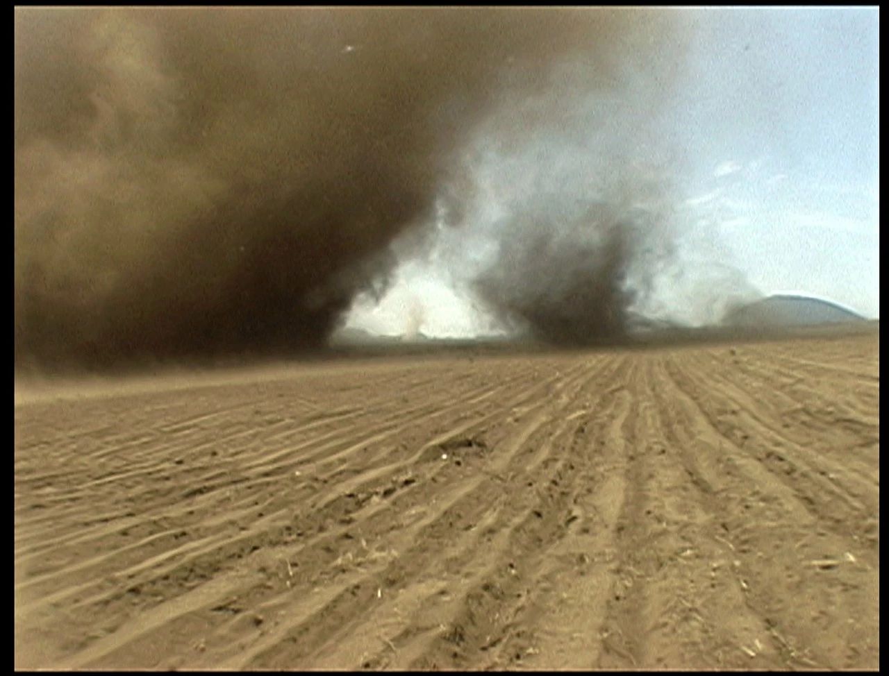 当你扛着尼康冲向龙卷风的时候,当摄影师义无反顾地冲向龙卷风