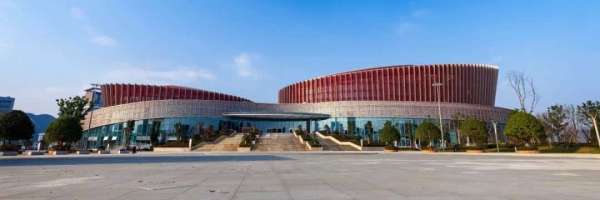 用艺术诠释青春的气息,用艺术致敬红色经典