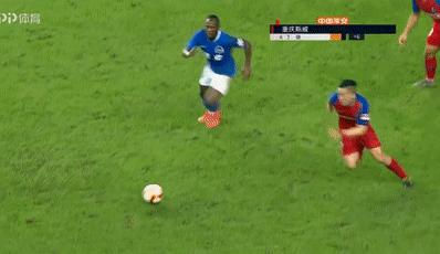 中超关键战再现争议判罚,昨晚中超战况