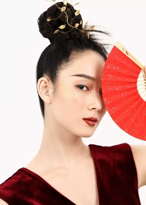 故宫口红枫叶红试色,故宫口红和花西子口红