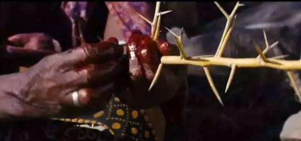 她从沙漠深处坚定走来，放弃闪耀的星途，成为女性维权的斗士