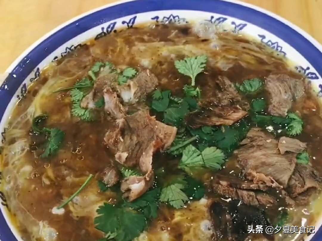 沂蒙山煎饼的美味,沂蒙山美食煎饼卷大葱