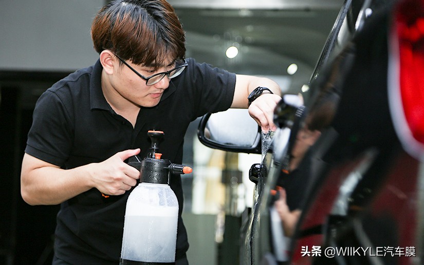 贴膜上的气泡为什么会自动消失,汽车贴膜一个月为什么气泡会消失