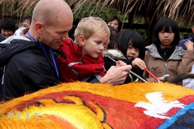 水牛身上画画,水牛身上画了牛郎织女画面