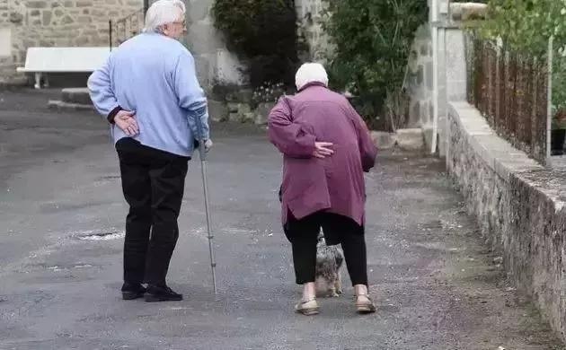 世界上最伟大的*局骗**：152名老人被骗8年，却觉得无比快乐