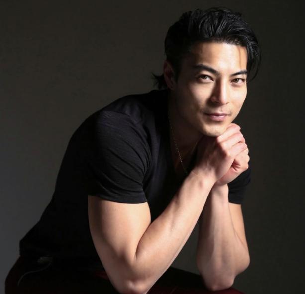 又有男星求婚成功！在好莱坞单膝下跪似电影，热情拥吻超甜蜜