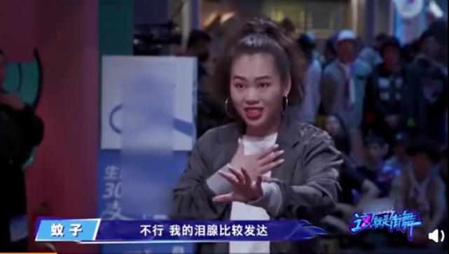 不愧是“钢铁直男”，面对女生大胆放电，王一博6字回应瞬间冷场