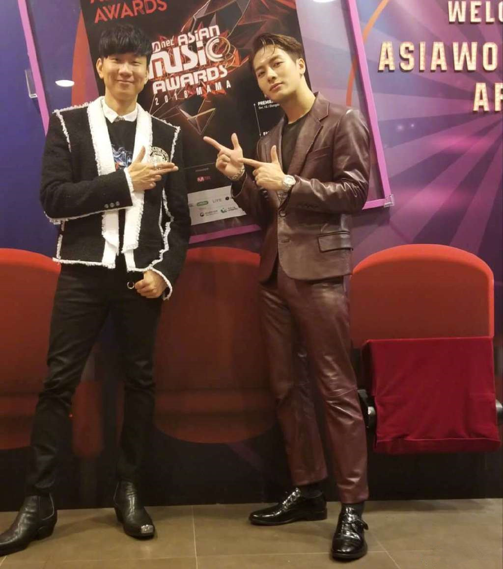 王嘉尔prada西装,王嘉尔fendi上的衣服有多贵