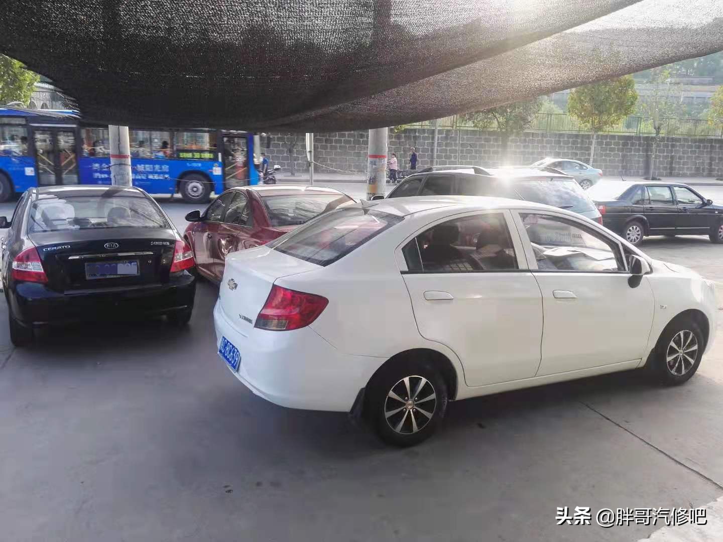 胖哥2万大洋刚收的合资三厢小车，国庆节假日开着出去玩一玩