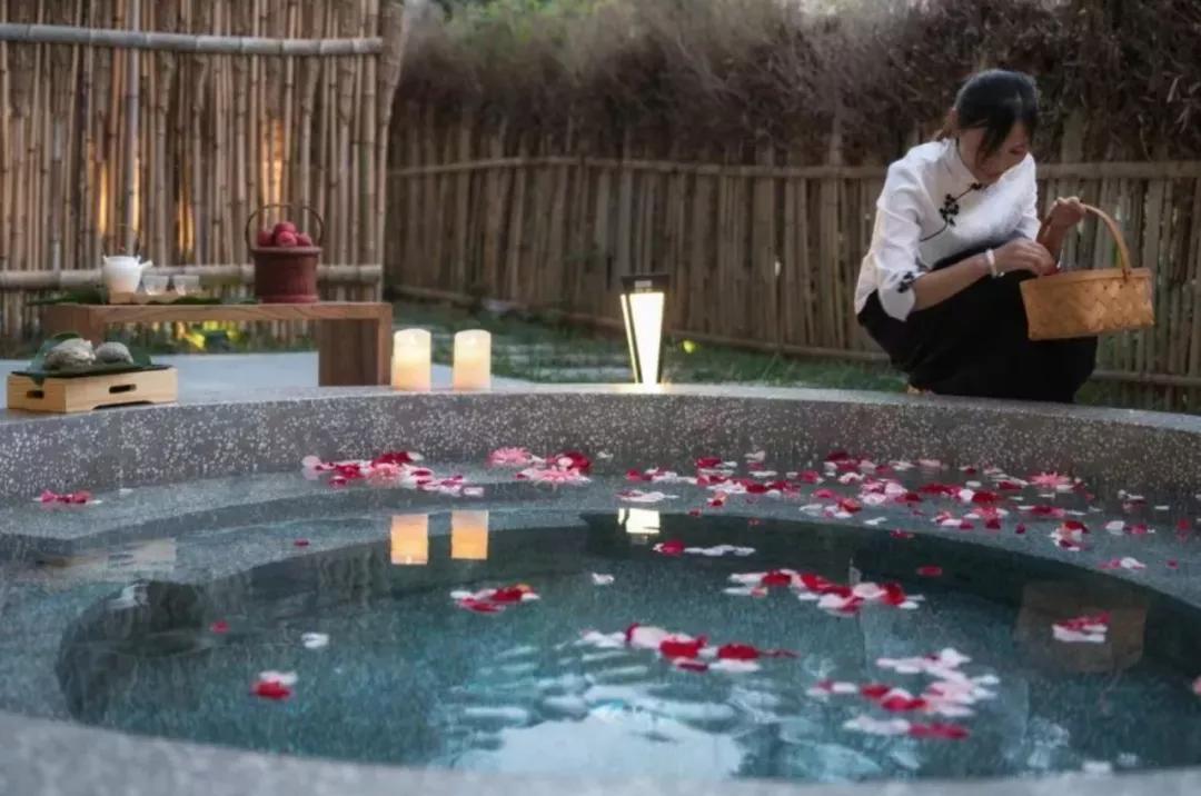 露天温泉小院精品,一房一厅庭院私家温泉