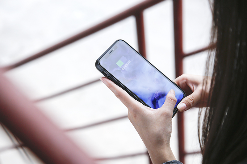 苹果背夹式充电宝4.7寸和5.5寸区别,传统充电宝好还是背夹式好