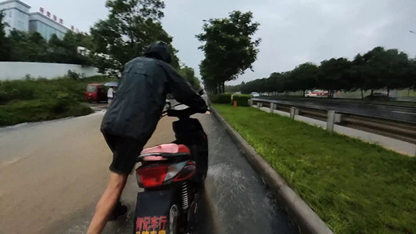 暴雨洪水中逆行的身影守护平安,突发洪水公安消防展开救援工作