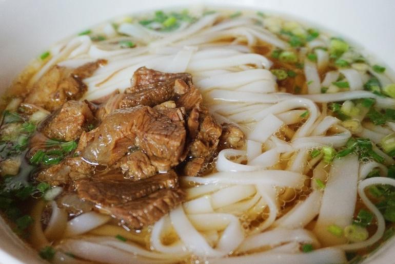 第一时间就是吃一碗广西特点米粉,湖南米粉最正宗的吃法