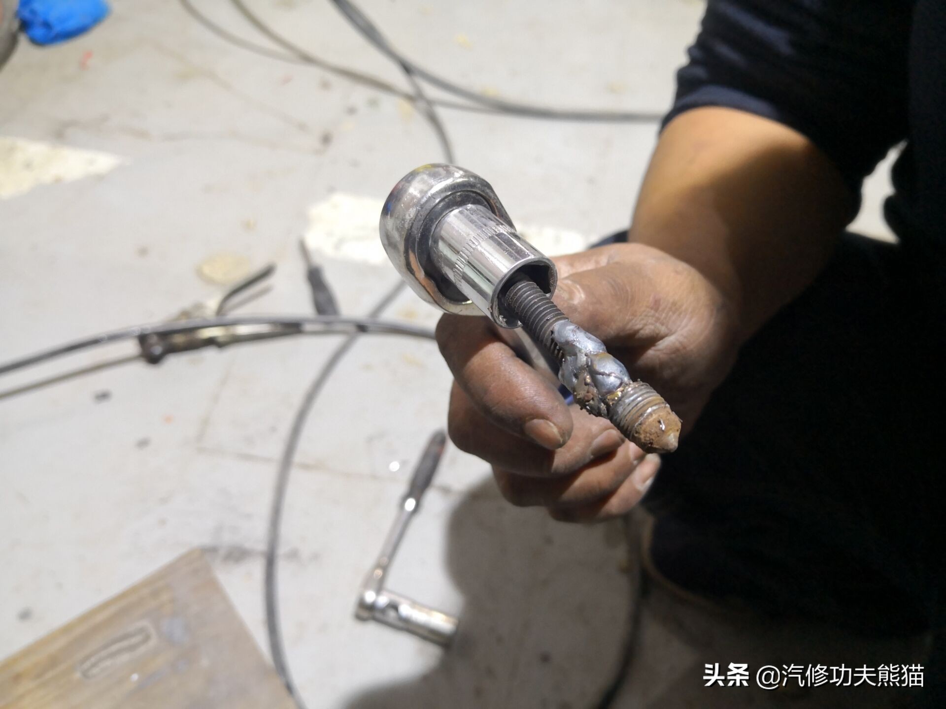 只因修烧机油却被人修到残废！4S拒修！一台奥迪Q7的重生路